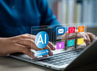 Inversor principiante en criptomonedas que aprende los fundamentos del trading automatizado con IA